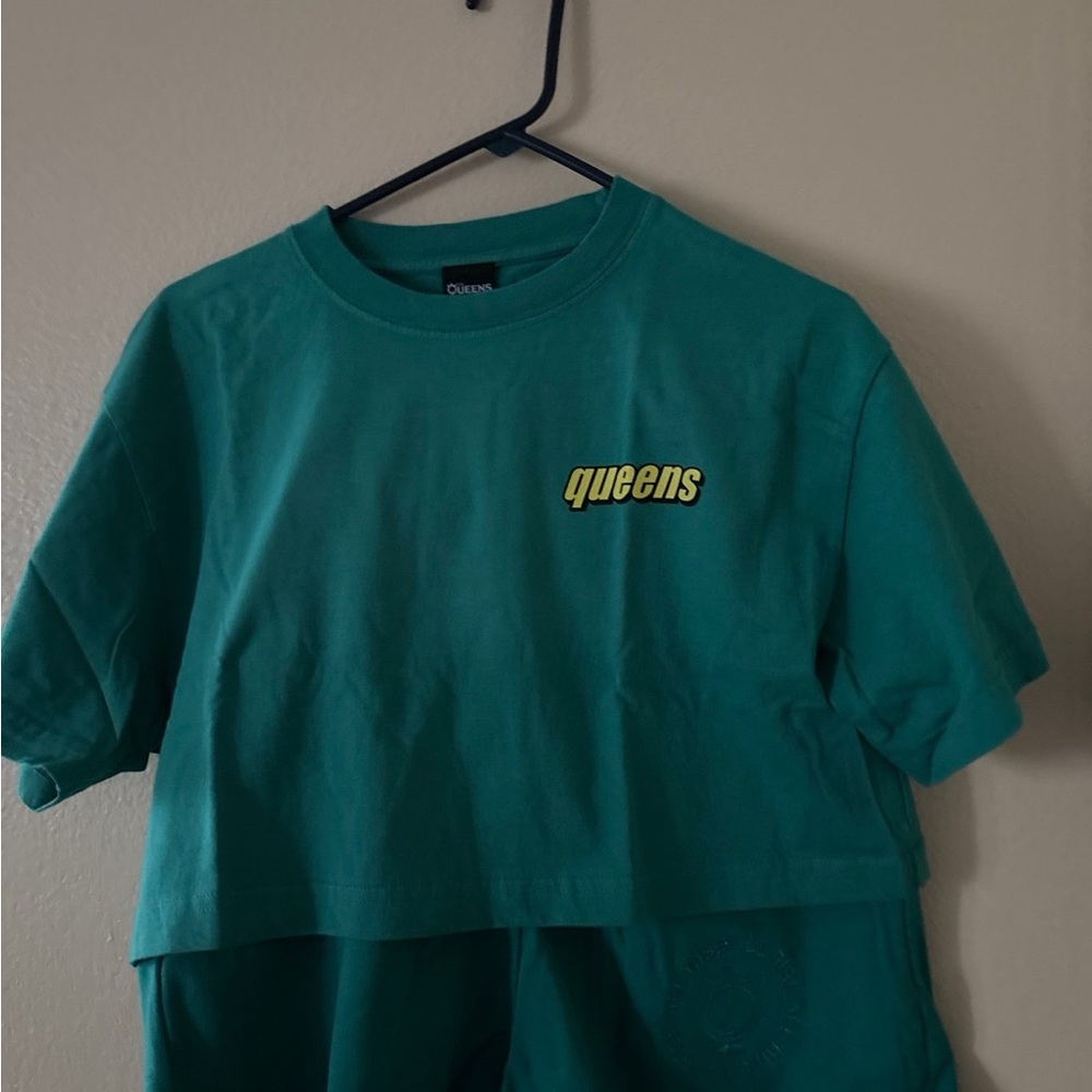Women sNew with no tag size small T-shirt and shorts brand is Queens